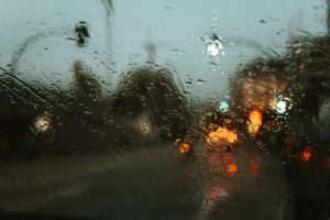 krople deszczu na oknie 